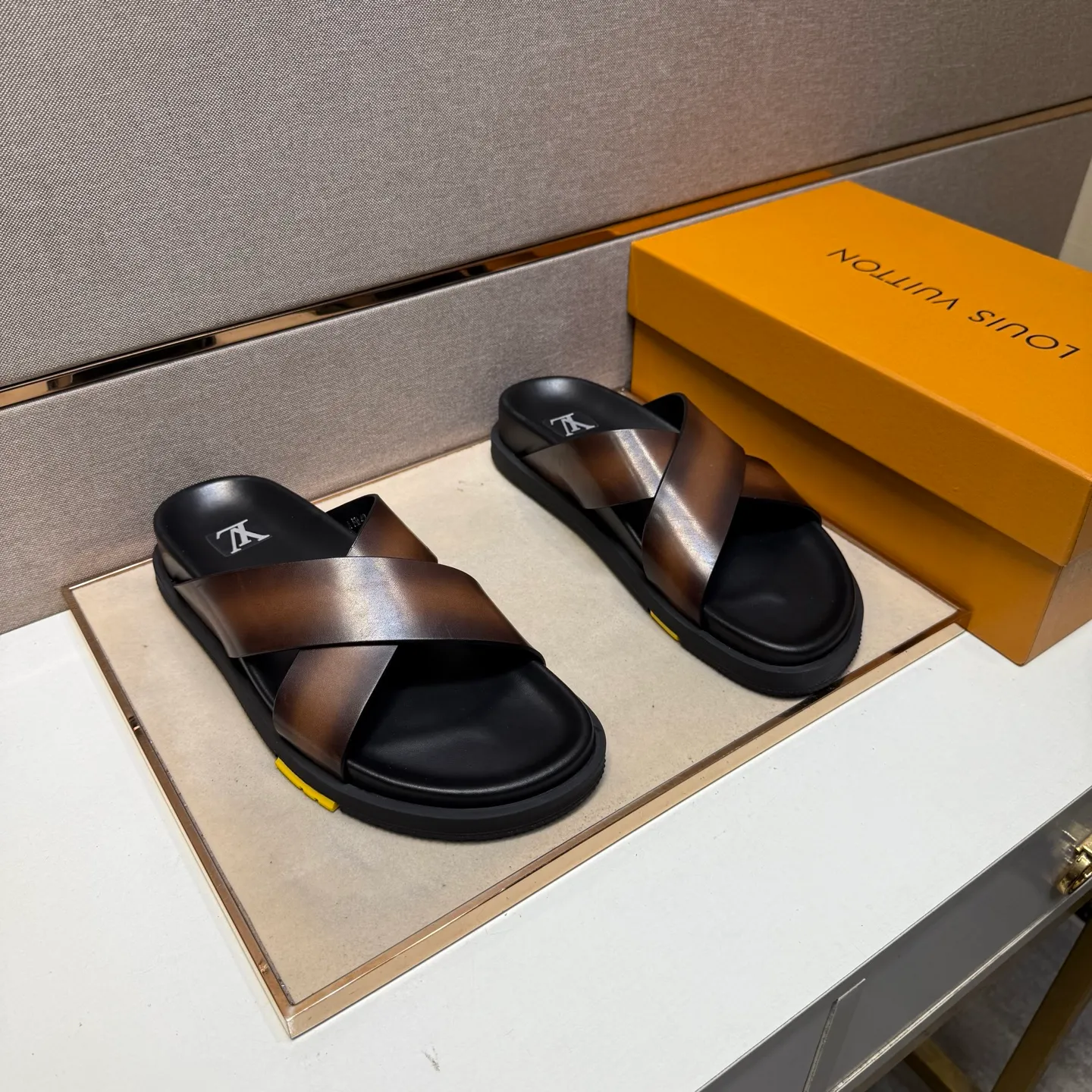 Men's men's shoes 💰pp420 [LV～] Men's casual slippers 2025z cabinet sales simultaneously 🔶Size: 38-44#️⃣ 🔷4 colors🔜The upper is made of cowhide stitching ➕Cowhide lining, comfortable and breathable, sole: original comfortable, wear-resistant and non-slip outsole, ⚠️Real 📱Photography🎬The real thing is better📢📢📢